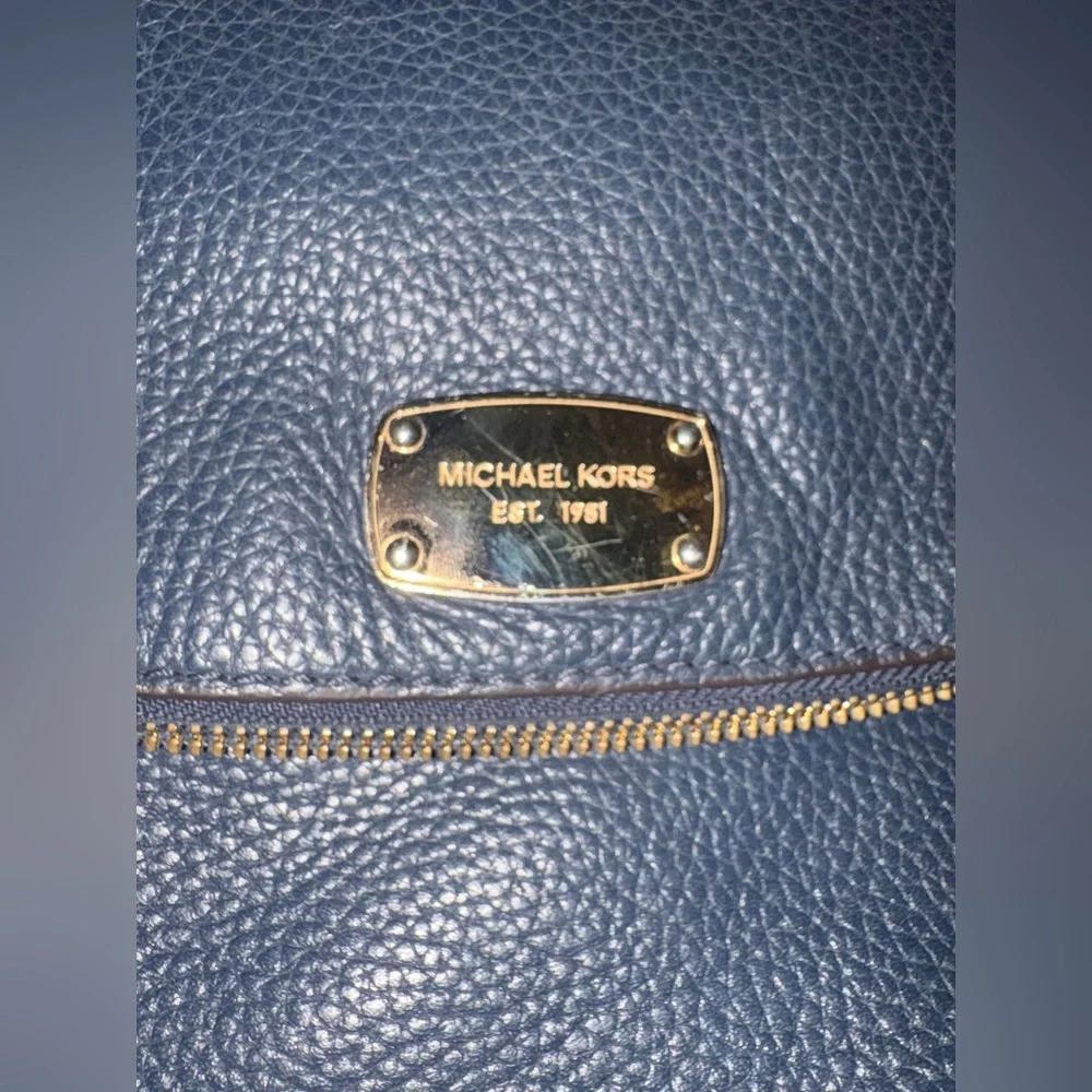 Michael Kors Navy Pebbled Leather Crossbody Authentic MK Tassel Gold Chain Strap - Picture 3 of 12